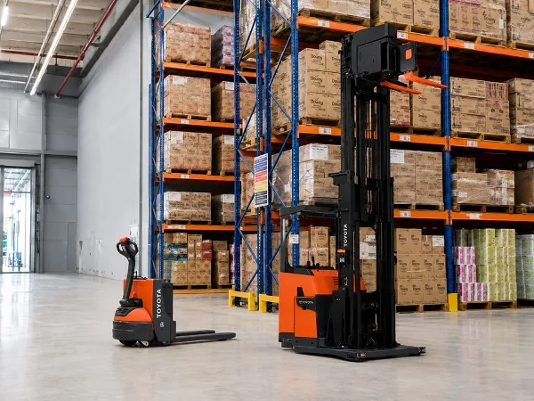 Reach Truck / Pallet Stacker Electric untuk Gudang Retailer